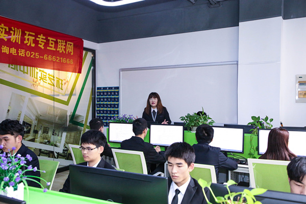 热烈祝贺南京新华“青春风采，梦想起航” VR智能家居施工方案大赛成功举办