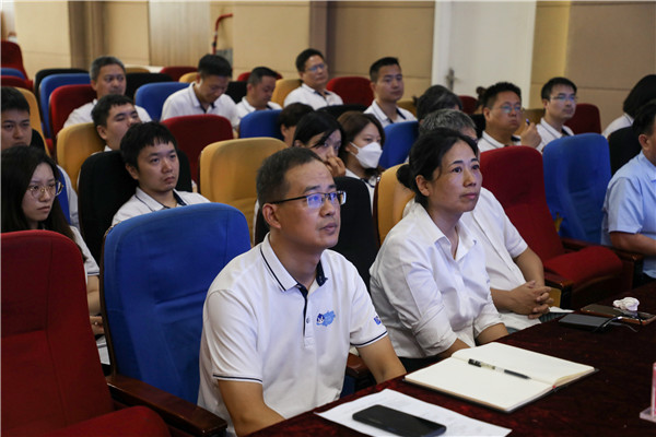 汇聚全国名师 实战练兵分享 新华名师巡讲开启暑期全员“充电”模式