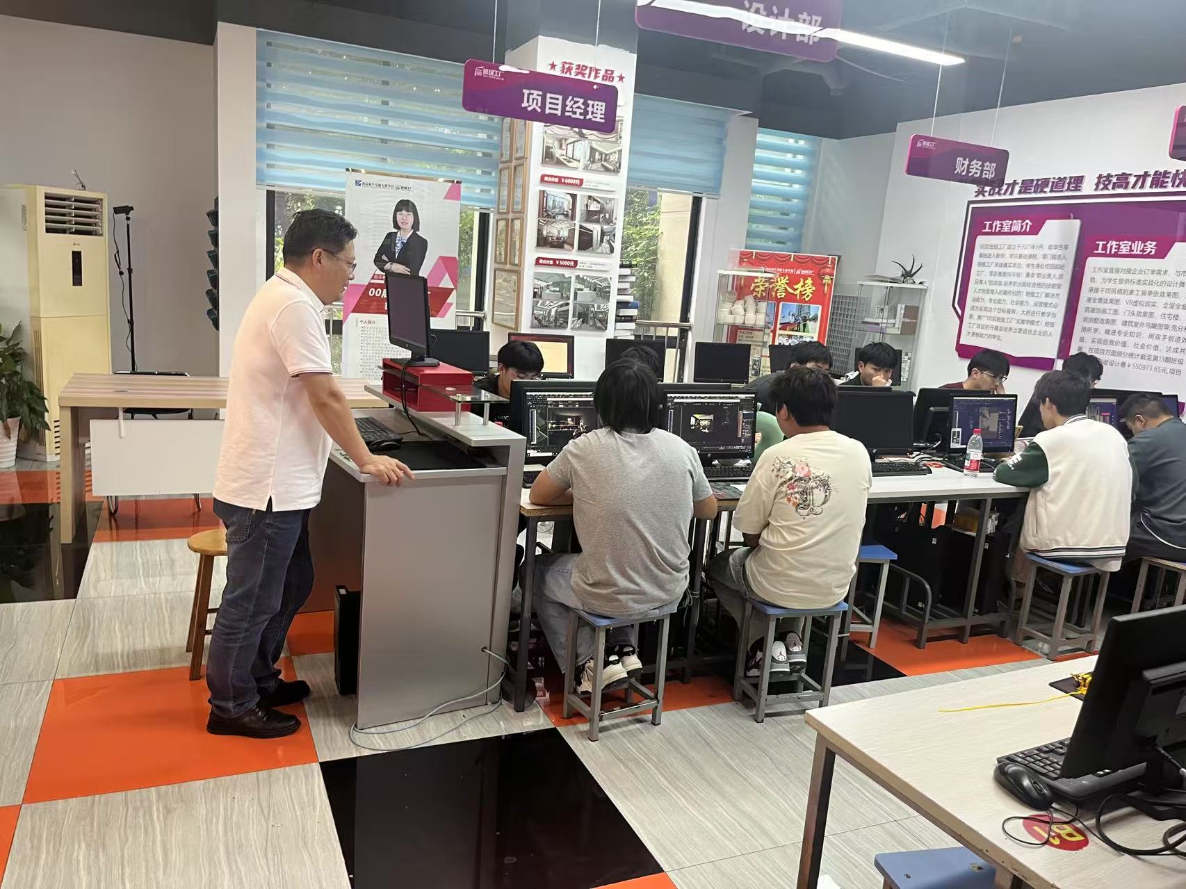 南京新华电脑专修学校就业指导课：为互联网学子点亮职业灯塔