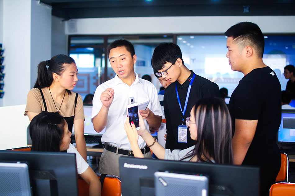 老师认真解答同学们的问题